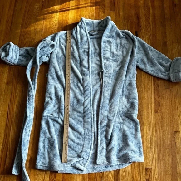 Soft, plush robe - Picture 2 of 3